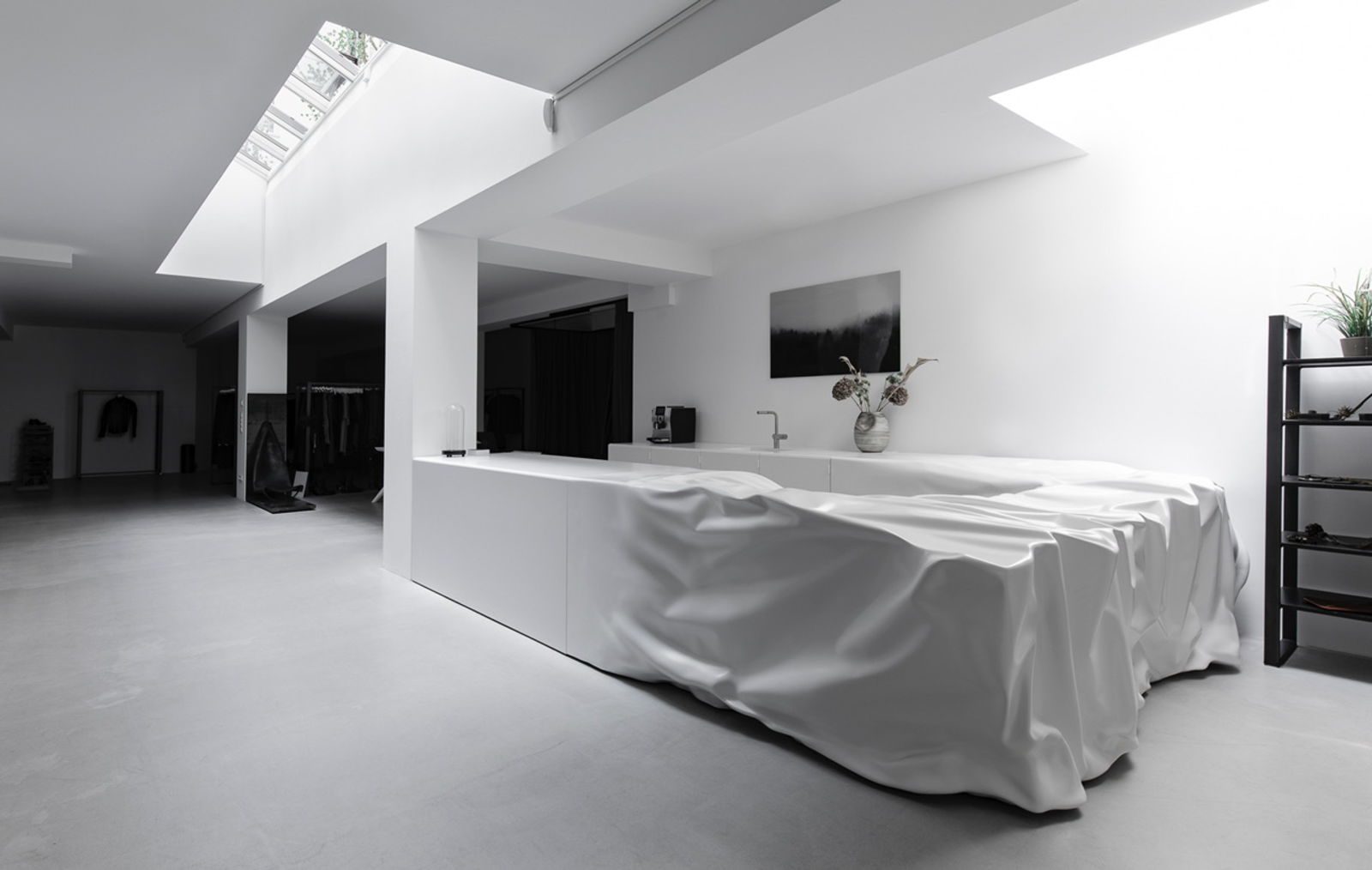 Munich Avant Garde Fashion Store hide[m]