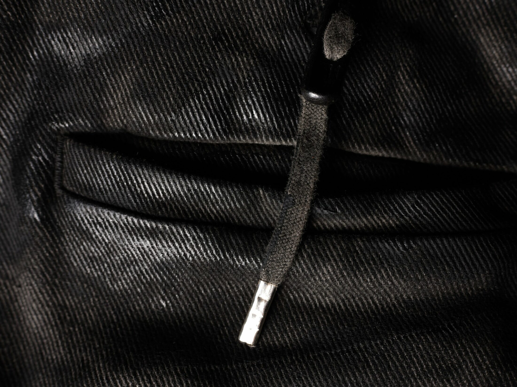 Boris Bidjan Saberi P23 裤子 P34 涂层蜡质细节