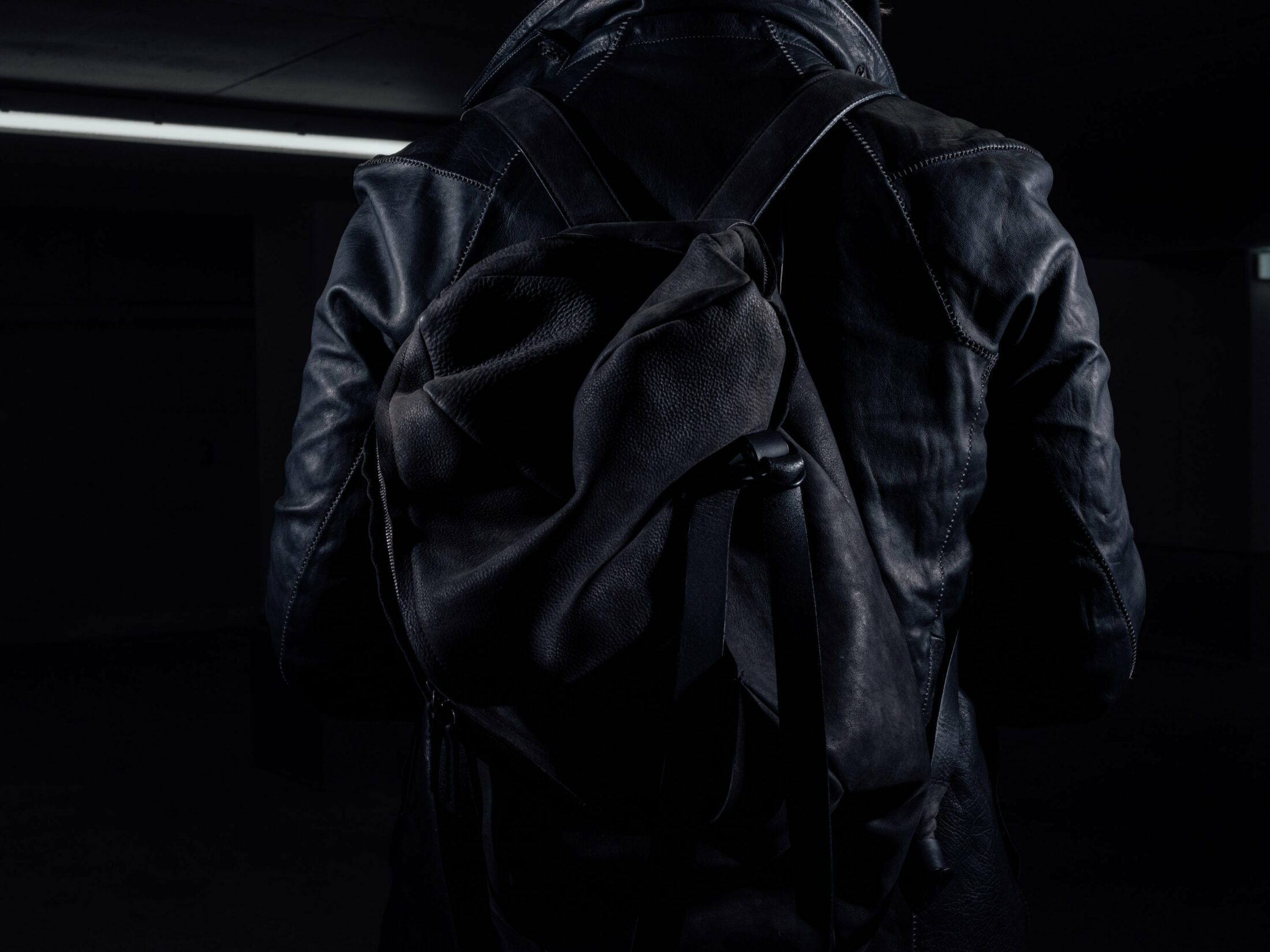 Découvre les marques de mode avant-gardiste les plus pointues au monde, la veste en cuir de cheval J2 de Boris Bidjan Saberi & le sac à dos avant-gardiste