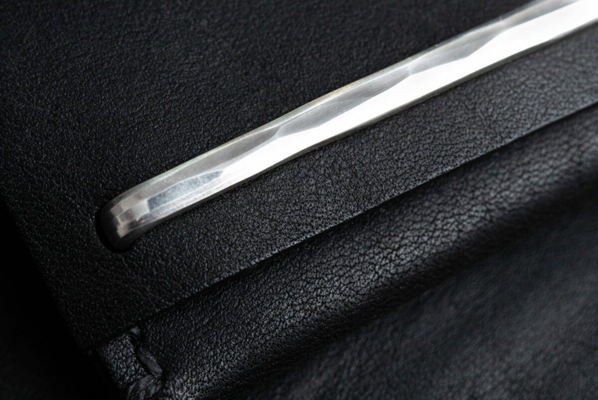 Werkstatt:München Card Case Brace Hammered - RAW Looks