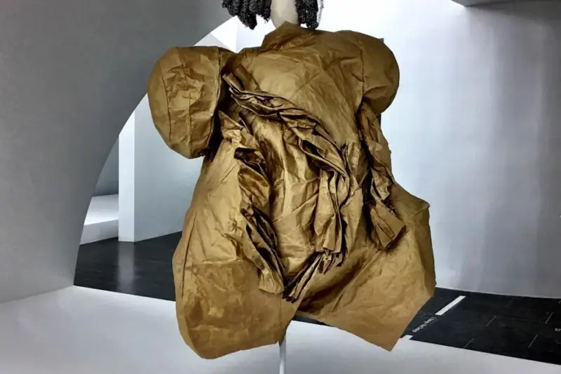 メトロポリタン美術館の回顧展で展示されているレイ・カワクボのコム・デ・ギャルソンの彫刻的な白と黒の建築的ドレス